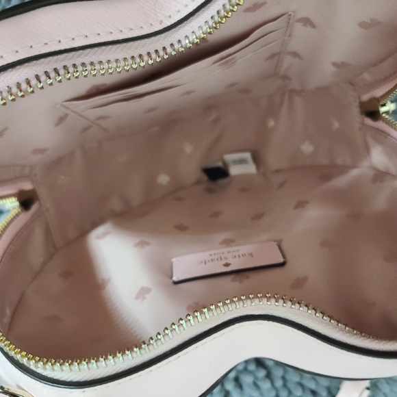 Like New - Kate Spade Heart Crossbody Bag 💕 - Picture 7 of 15